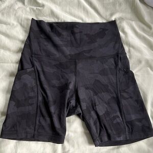 Size 4 camo pattern 6” lululemon align shorts with pockets